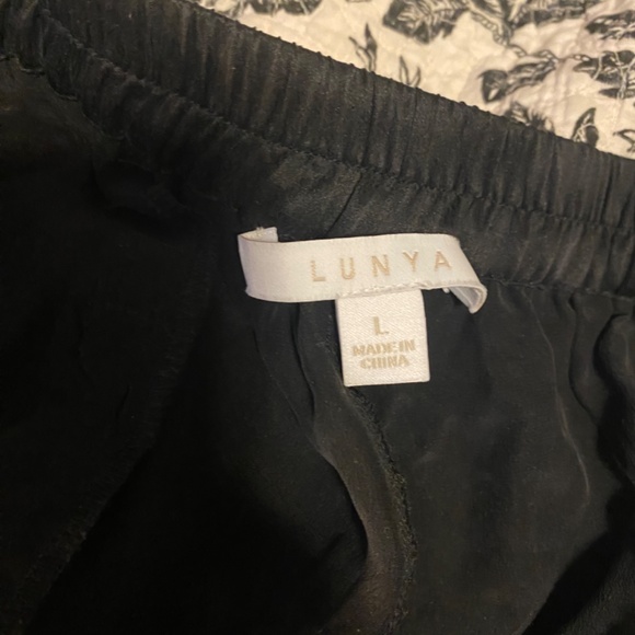 LUNYA SHORTS LARGE - Picture 3 of 4